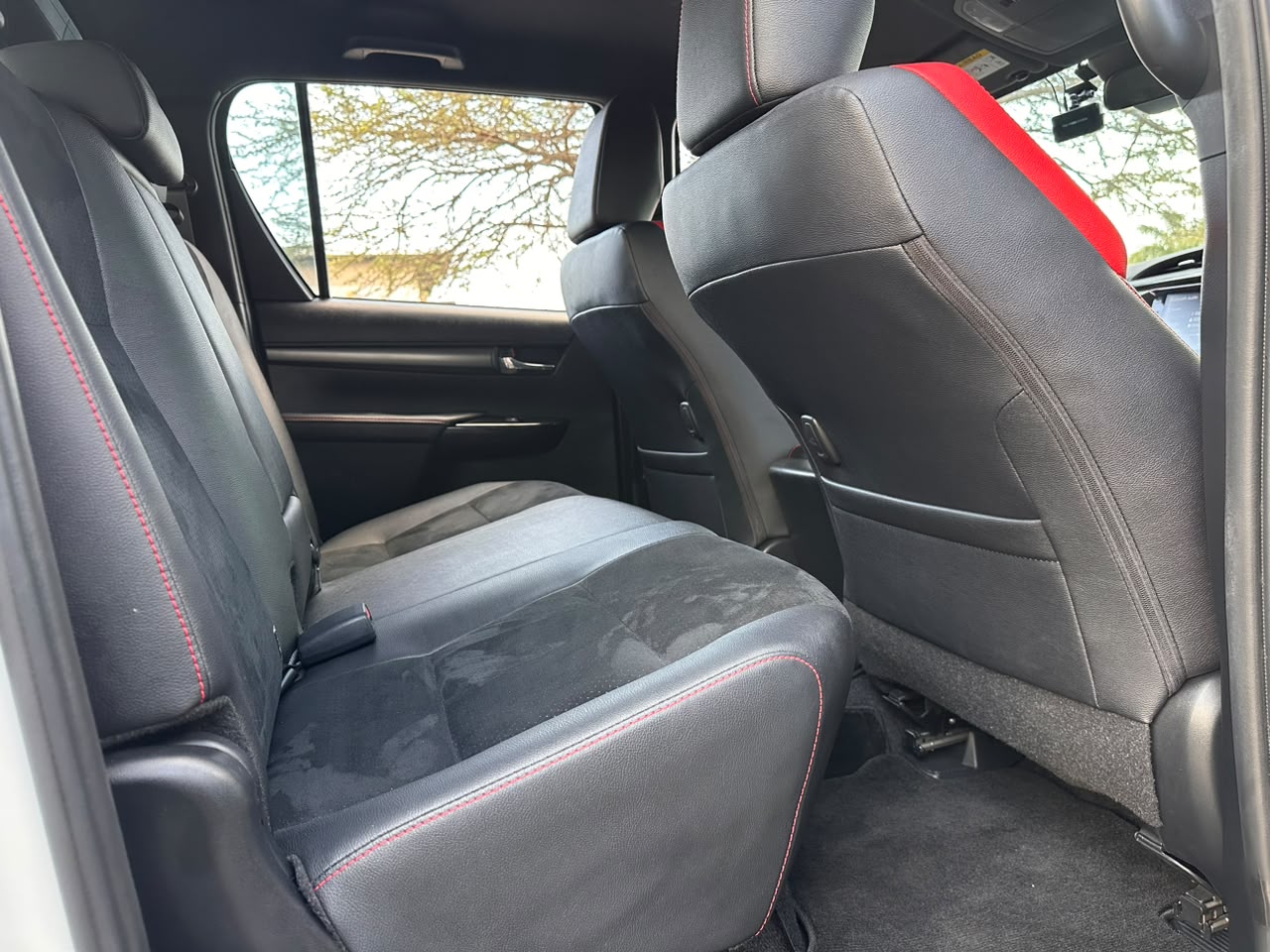 TOYOTA HILUX DOUBLE CABIN thumbnail 5